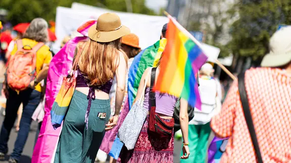 Teilnehmer des Christopher Street Day (CSD) ziehen durch die Braunschweiger Innenstadt. | dpa, Michael Matthey Teilnehmer des Christopher Street Day (CSD) ziehen durch die Braunschweiger Innenstadt.