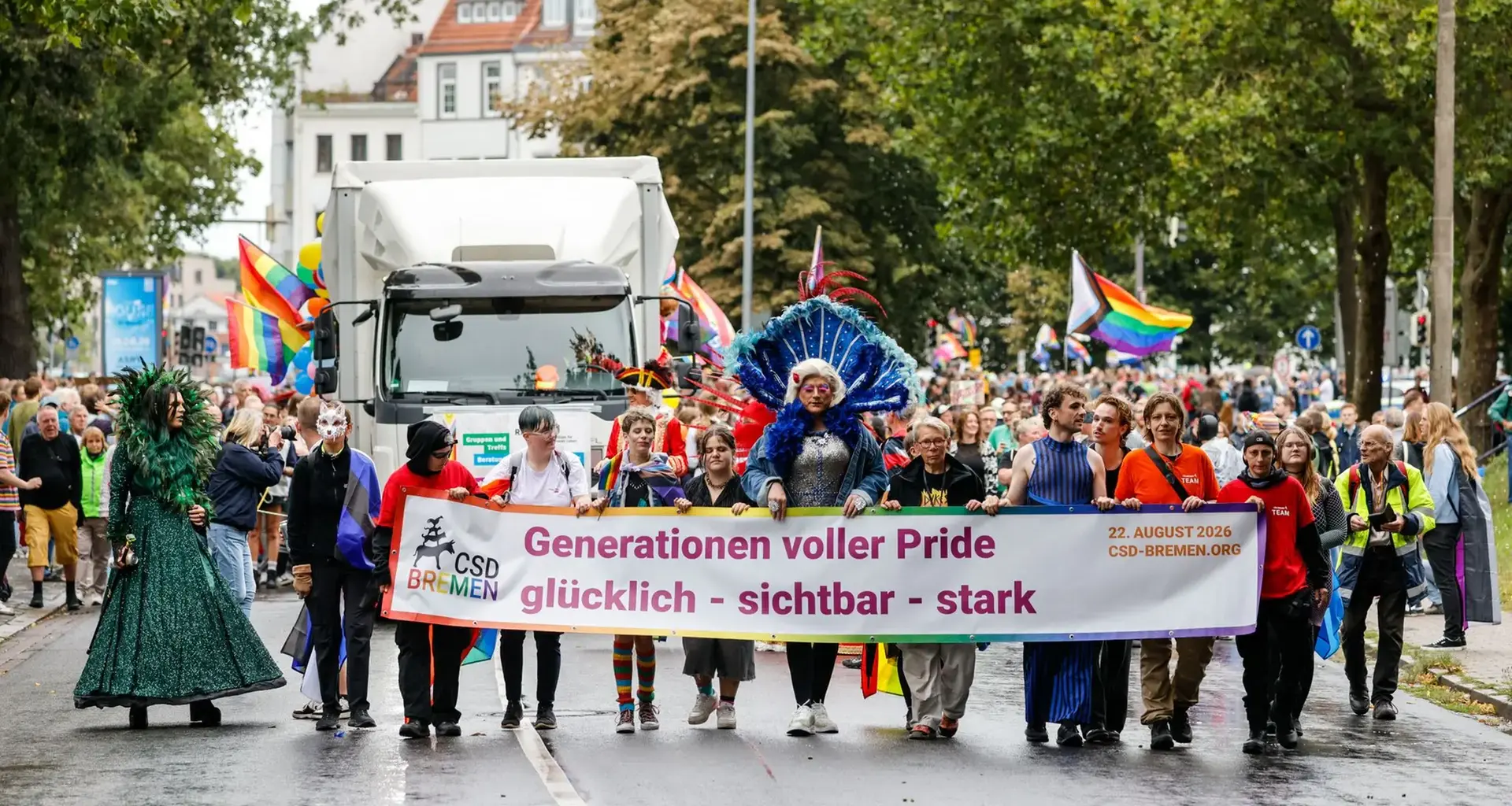 CSD in Bremen: 30.000 Menschen ziehen mit Demozug durch Innenstadt