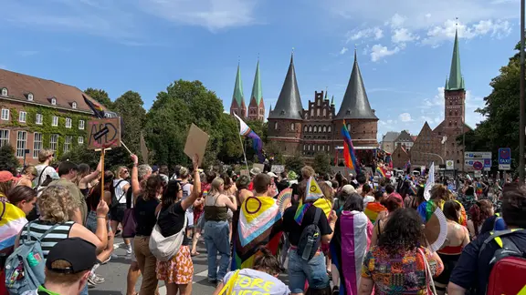 Menschen auf dem Christopher Street Day in Lübeck vor dem Holstentor | NDR, Inga Wonnemann Menschen auf dem Christopher Street Day in Lübeck vor dem Holstentor