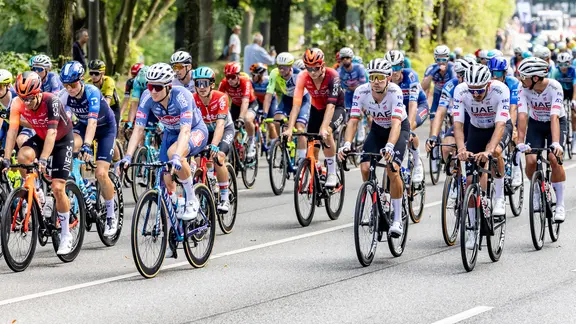 Das Fahrerfeld bei den Cyclassics | picture alliance, Axel Heimken Das Fahrerfeld bei den Cyclassics