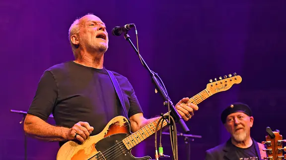David Gilmour auf der Bühne mit Gitarre