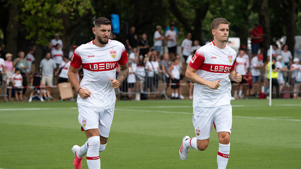 Auf geht’s! Die beiden Innenverteidiger Ramon Hendriks (25/r.) und Jeff Chabot (28/l.) dürfen beim VfB wieder voll mitmischen