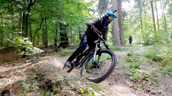 Eine Person fährt bei den Downhill-Meisterschaften im Deister um eine Kurve. | NDR, Bernd Reiser Eine Person fährt bei den Downhill-Meisterschaften im Deister um eine Kurve.