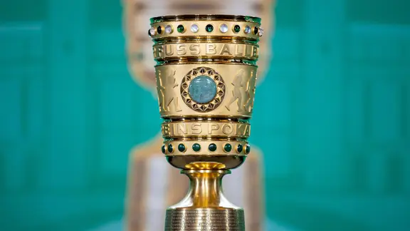 Der DFB-Pokal für das Endspiel der Männer. | picture alliance/dpa | Andreas Gora Der DFB-Pokal für das Endspiel der Männer.