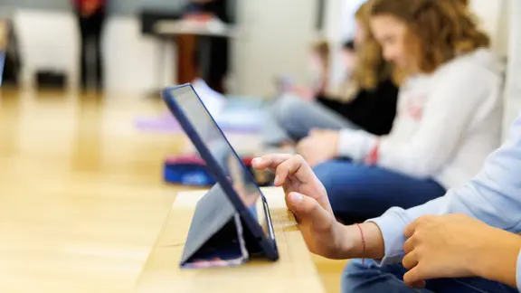 Kinder in der Schule arbeiten am Tablet. | picture alliance/dpa | Matthias Balk Kinder in der Schule arbeiten am Tablet.
