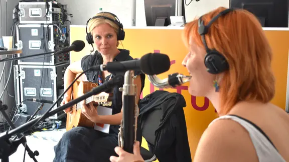 Die Musikerinnen Dota Kehr und Wencke Wollny im MDR Kultur Studio beim Rudolstadt Festival | Hendryk Proske Die Musikerinnen Dota Kehr und Wencke Wollny im MDR Kultur Studio beim Rudolstadt Festival