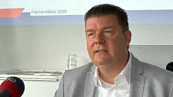 Hamburgs Finanzsenator Dressel will weniger Sonderwünsche bei Bauprojekten. | NDR/Reinhard Postelt Hamburgs Finanzsenator Andreas Dressel bei der Vorstellung der Flächenbilanz.