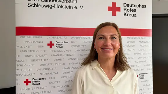 DRK-Vorstandssprecherin Nadine Lenschau arbeitet bereits seit 16 Jahren beim Deutschen Roten Kreuz in Schleswig-Holstein. Sie hat im Januar das Amt übernommen. | NDR, Moritz Kodlin ...