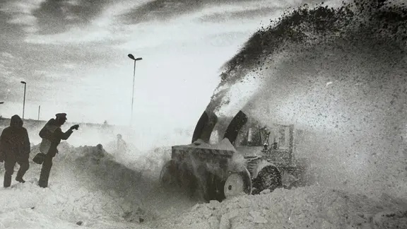 Neben mehrern Sturmfluten unterstützte das DRK auch bei der Schneekatastrophe 1978/79. Dabei wurden extra Schneefräsen aus Bayern herangeschafft. | NDR, Moritz Kodlin ...