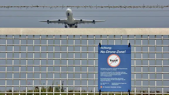 Ein Schild am Zaun des Flughafen Frankfurt weist auf das Verbot von Drohnenflügen hin.