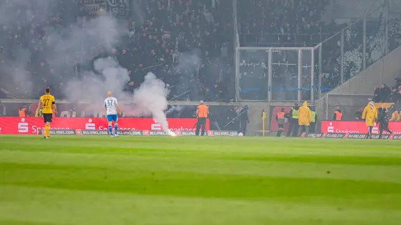 Rakete neben Spielern auf Fußballplatz | IMAGO / Jan Huebner Rakete neben Spielern auf Fußballplatz