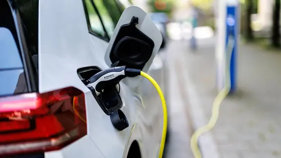 Ein E-Auto lädt an einer Ladesäule. | picture alliance / dpa Ein E-Auto lädt an einer Ladesäule.