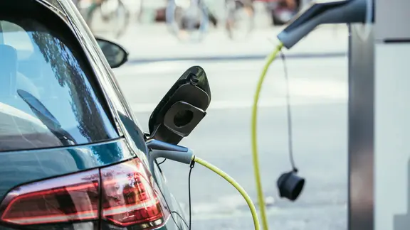 Ein E-Auto lädt Strom an einer Ladesäule. | Patrick Daxenbichler Ein E-Auto lädt Strom an einer Ladesäule.