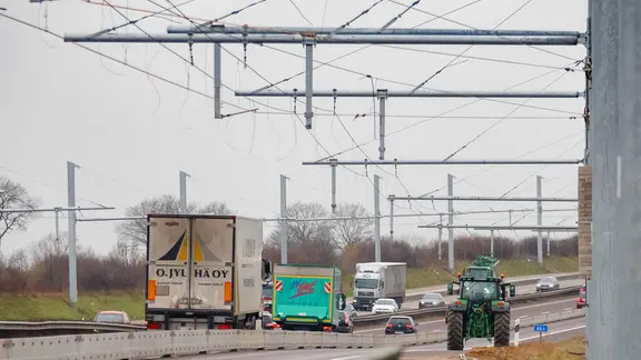 Fahrdrähte an den Auslegermasten des E-Highways zwischen Reinfeld und Lübeck, aus denen Lastwagen mit Elektroantrieb später Strom beziehen sollen