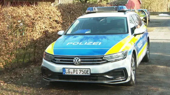 Polizeiauto vor einem Wohnhaus in Eimke. Hier wurde eine Frau getötet und zwei Söhne verletzt. | NDR/Rafael Hein Polizeiauto vor einem Wohnhaus in Eimke. Hier wurde eine Frau getötet und zwei Söhne verletzt.