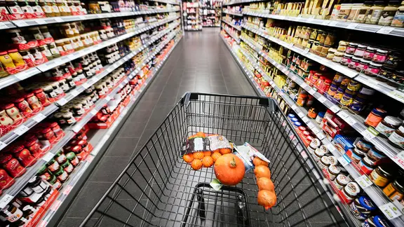 Ein Einkaufswagen in einem Supermarkt.