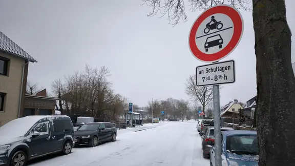 An einer Straße steht ein Verbotsschild für Elterntaxis | Yannic Wittenberg/NDR An einer Straße steht ein Verbotsschild für Elterntaxis