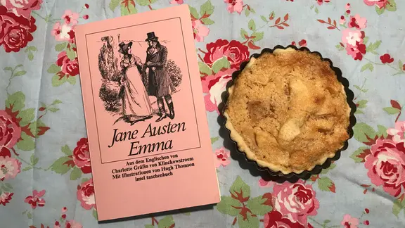 Eine Apfeltorte und eine Ausgabe von Jane Austens Roman "Emma" - Folge 14 des Podcasts eatreadsleep. | NDR Eine Apfeltorte und eine Ausgabe von Jane Austens Roman "Emma" - Folge 14 des Podcasts eatreadsleep.