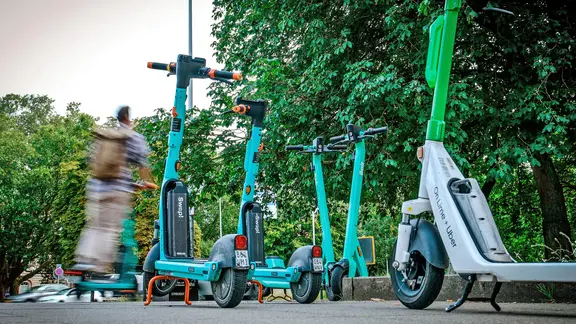Abgestellte E-Roller auf einem Gehweg in Hannover | picture alliance / epd-bild, Jens Schulze Abgestellte E-Roller auf einem Gehweg in Hannover