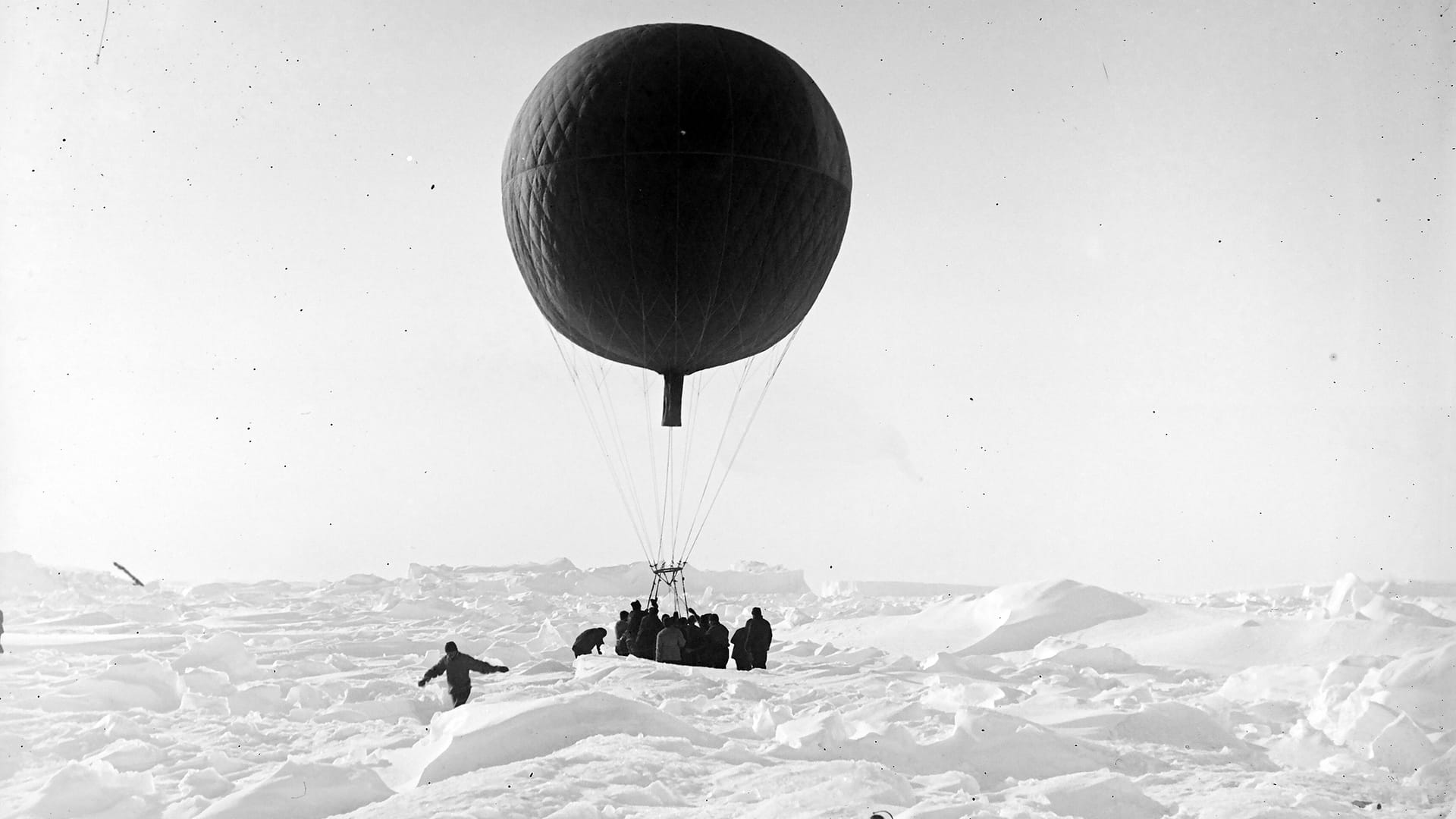 Expeditionsteilnehmer bereiten am 29. März 1902 einen Fesselballon vor. Drygalski steigt damit bis zu 500 Meter über die Antarktis. Expeditionsteilnehmer bereiten am 29. März 1902 einen Fesselballon vor. Drygalski steigt damit bis zu 500 Meter über die Antarktis.