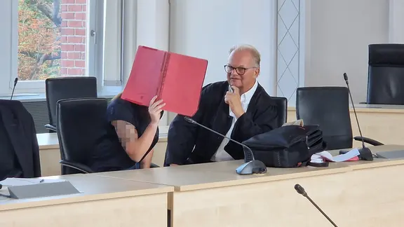 Die Angeklagte Gina H. im Gerichtssaal neben einem ihrer Verteidiger. | Andreas Frost/NDR Die Angeklagte Gina H. im Gerichtssaal neben einem ihrer Verteidiger.