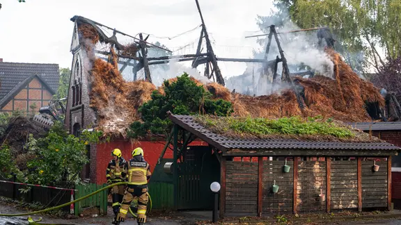 In Schenefeld im Kreis Pinneberg ist es am frühen Montagmorgen zu einem Brand in einem Einfamilienhaus gekommen. | NEWS5, Fabian Höfig Ein Reetdachhaus in Schenefeld ist verbrannt. Die Feuerwehr ist im Einsatz