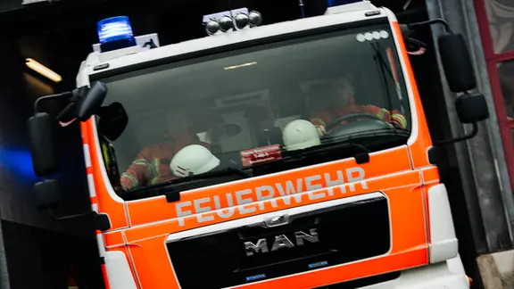 Ein Feuerwehrauto im Einsatz. | NDR, Julius Matuschik Ein Feuerwehrauto im Einsatz.
