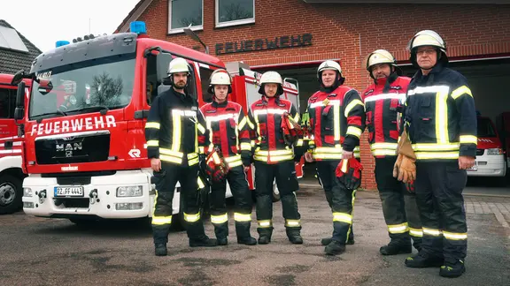 Feuerwehrleute der Freiwilligen Feuerwehr Müssen vor ihrem Gerätehaus. | NDR, Paul Wessels Feuerwehrleute der Freiwilligen Feuerwehr Müssen vor ihrem Gerätehaus.
