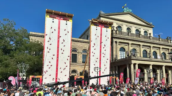 Bei den Finals 2026 finden die Wettbewerbe im Speedklettern am Opernplatz statt. | NDR, Kristina Hoffmann Bei den Finals 2026 finden die Wettbewerbe im Speedklettern am Opernplatz statt.