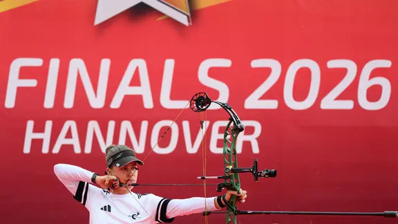 Marie Marquardt vom Blankenfelder BS 1 bei der Deutsche Meisterschaft im Mixed Compound. | dpa-Bildfunk, Robert Michael Marie Marquardt vom Blankenfelder BS 1 bei der Deutsche Meisterschaft im Mixed Compound.