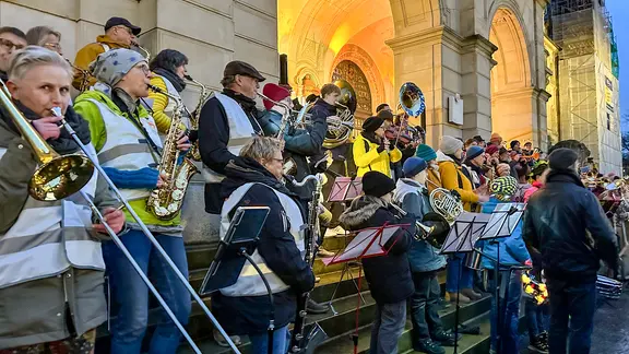 Musiker beim Flashmob zum 10-jährigen Jubiläum der UNESCO City of Music in Hannover von dem Neuen Rathaus | NDR, Bertil Starke Musiker beim Flashmob zum 10-jährigen Jubiläum der UNESCO City of Music in Hannover von dem Neuen Rathaus