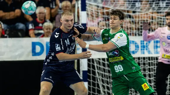 Emil Siersbaek Bergholt (l.) von der SG Flensburg-Handewitt im Duell mit Tillman Leu vom ThSV Eisenach | IMAGO / Beautiful Sports Emil Siersbaek Bergholt (l.) von der SG Flensburg-Handewitt im Duell mit Tillman Leu vom ThSV Eisenach