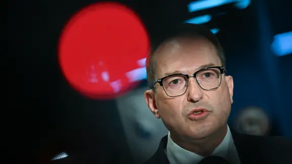 Alexander Dobrindt (CSU), Bundesinnenminister, spricht bei einer Pressekonferenz in einem Terminal des Flughafens Leipzig/Halle. Nach einem nächtlichen Drohnen-Vorfall am Flughafen Leipzig/Halle haben Spezialisten der Bundespolizei eine Sprengvorrichtung entschärft. (zu dpa: «Dobrindt nennt Drohnen-Vorfall «hybrides Anschlagsszenario»») | picture alliance/dpa | Hendrik Schmidt Alexander Dobrindt (CSU), Bundesinnenminister, spricht bei einer Pressekonferenz in einem Terminal des Flughafens Leipzig/Halle. Nach einem nächtlichen Drohnen-Vorfall am Flughafen Leipzig/Halle haben Spezialisten der Bundespolizei eine Sprengvorrichtung entschärft. (zu dpa: «Dobrindt nennt Drohnen-Vorfall «hybrides Anschlagsszenario»»)