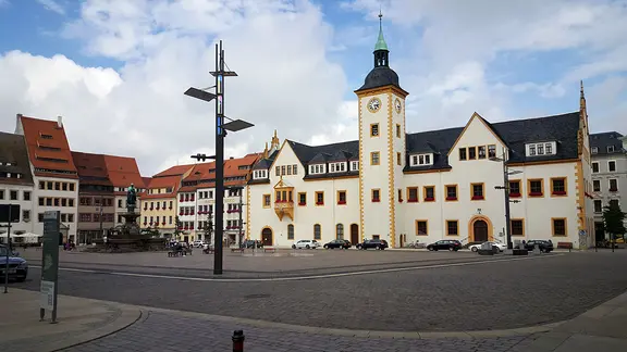 Im Rathaus Freiberg nimmt derzeit Bürgermeister Martin Seltmann die Amtsgeschäfte des vorläufig suspendierten Oberbürgermeisters Philipp Preißler (Freie Wähler Mittelsachsen) war. (Symbolbild) | MDR/Matthias Vollmer Der Marktplatz in der Freiberger Altstadt mit Blick auf das Rathaus