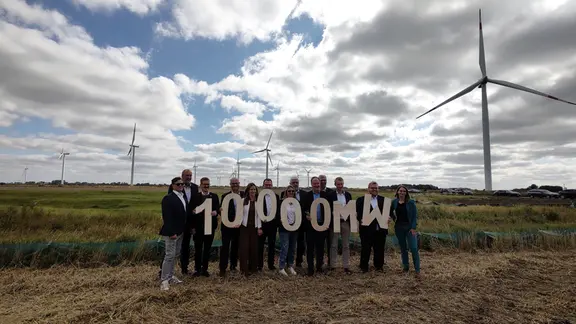 Ein Gruppenfoto mit Schildern, die 10000 MW sagen | Peer-Axel Kroeske Ein Gruppenfoto mit Schildern, die 10000 MW sagen