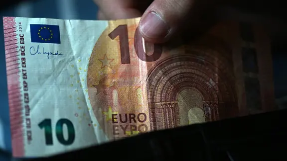 Ein Zeuge übergab dem Mann einen Zehn-Euro-Schein aus seinem Portemonnaie. | Federico Gambarini/dpa Ein Zeuge übergab dem Mann einen Zehn-Euro-Schein aus seinem Portemonnaie.