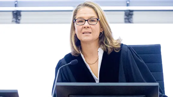 Richterin Antje Siegfried macht den Klägern wenig Hoffnung auf Erfolg. | dpa, Moritz Frankenberg Richterin Antje Siegfried in einem Saal des Landgerichts Braunschweig.
