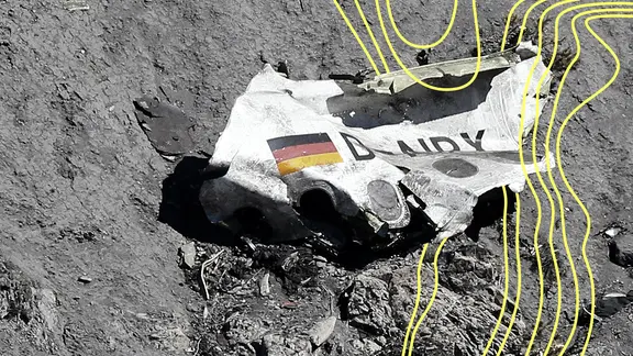 Trümmer der Germanwings-Maschine A320-211 liegen an der Absturzstelle in der Nähe von Le Vernet in den französischen Alpen.