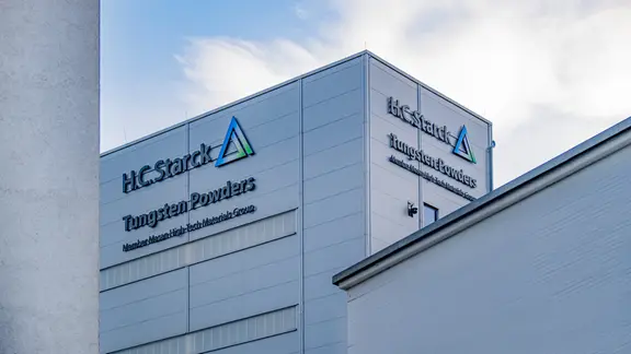 Auf einer Halle ist ein Frimenlogo angebracht. | H.C. Starck Auf einer Halle ist ein Frimenlogo angebracht.