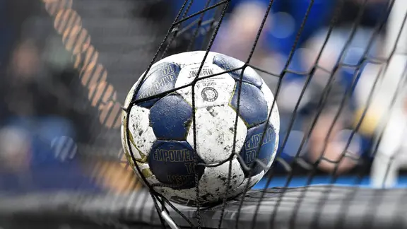 Ein Handball im Netz | Holsteinoffice / Imago Images, Holsteinoffice / Imago Images Ein Handball im Netz