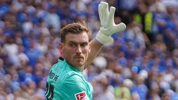 Bewahrte 96 zweimal vor dem Rückstand: Keeper Leo Weinkauf. | IMAGO / STEINSIEK.CH Keeper Leo Weinkauf von Hannover 96