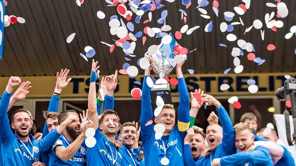 Jubel bei den Spielern von Hansa Rostock über den Sieg im Landespokal 2019. | picture alliance/Fotostand Jubel bei den Spielern von Hansa Rostock über den Sieg im Landespokal 2019.