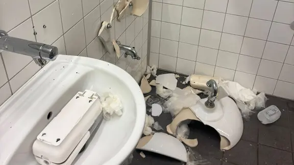 Waschbecken im Weserstadion sind zerstört. | Bremen Entertainment/@bremen_entertainment Waschbecken im Weserstadion sind zerstört.