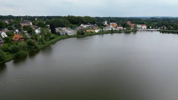 Eine Luftbildaufnahme des Herrenteiches in Reinfeld | NDR, NDR Screenshot Eine Luftbildaufnahme des Herrenteiches in Reinfeld