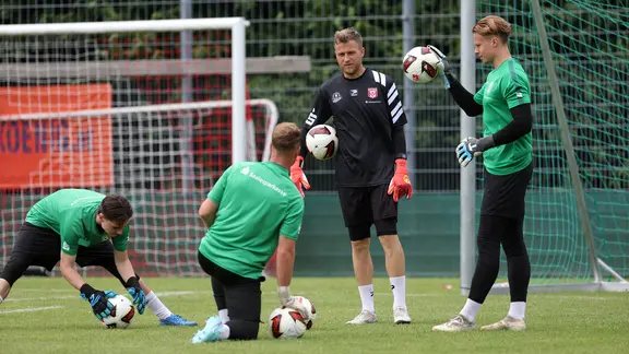 Keeper-Routinier Sven Müller (mi.) im HFC-Training mit seinen drei jungen Konkurrenten Moritz Schulze (re.), Luca Bendel (mit Rücken zum Bild) und Keno-Miguel Meyer. | IMAGO / Köhn