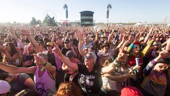 Sachsen hat 2026 wieder viele tolle Festivals zu bieten – wie etwa das Highfield Festival in Großpösna bei Leipzig. | picture alliance / PIC ONE | Ben Kriemann Publikum vor der Green Stage beim Highfield Festival am Störmthaler See