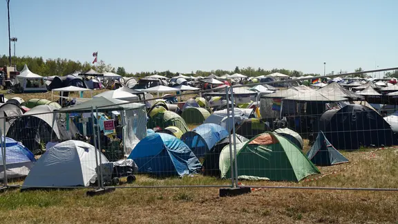 Für viele Festivalgäste könnte es das letzte Mal sein, dass sie ihre Zelte beim Highfield am Störmthaler See aufschlagen. | MDR / Konstantin Henß Zelte beim Highfield.