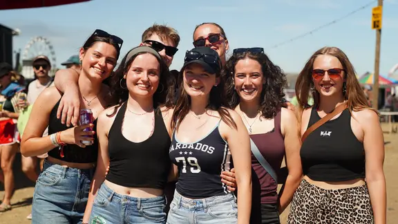 Gruppenbild mit sechs sommerlich gekleideten Frauen und einem Mann. | MDR / Konstantin Henß Gruppenbild mit sechs sommerlich gekleideten Frauen und einem Mann.