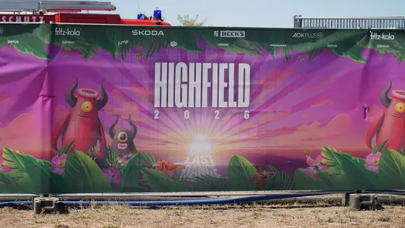 Das Highfield-Festival am Störmthaler See könnte 2026 vorerst zum letzten Mal stattfinden. | MDR / Konstantin Henß Ein Bauzaun mit Highfield-Plakat.