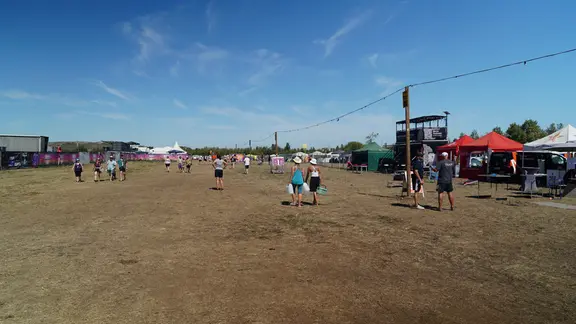 Für viele aus der Region gehört das Festival zum Sommer dazu. | MDR / Konstantin Henß Erste Besucher schlendern über eine vertrocknet.